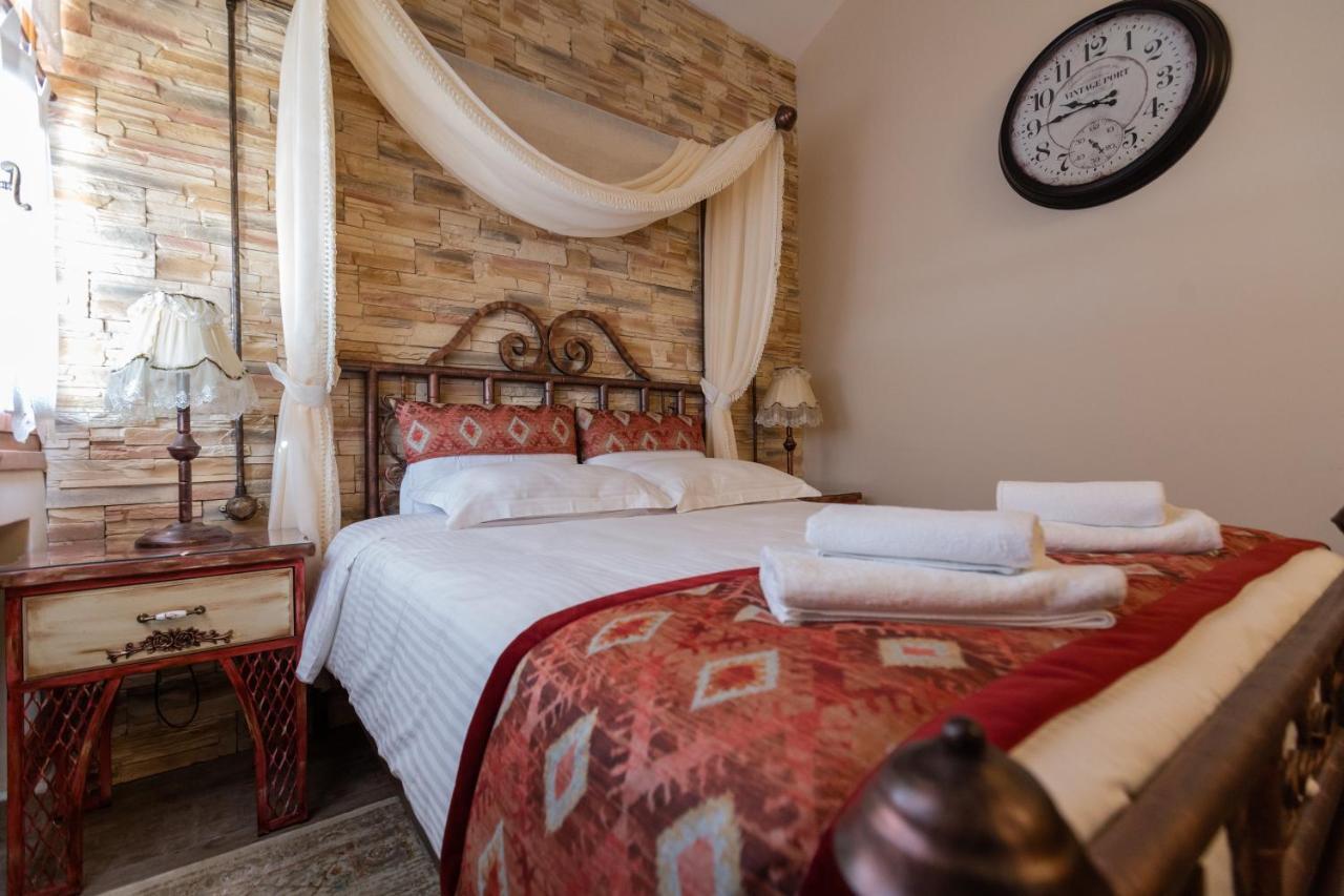 Maria'S Boutique Rooms Corinth Exterior photo